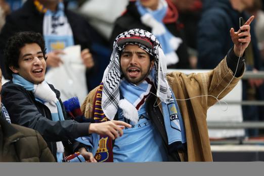 Tempi moderni, tifosi moderni a Manchester... Reuters